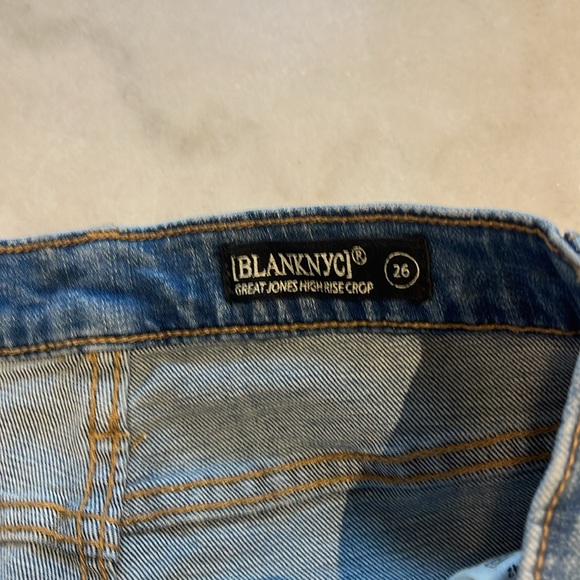 BLANKNYC GREAT JONES HIGH RISE CROP WITH FLORAL EMBROIDERY AND RAW HEM. 26 - Picture 4 of 8